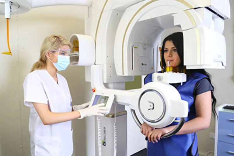 Panoramic dental imaging machine